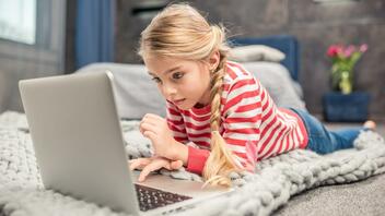 Νέα στρατηγική της EE για την προστασία και την ενδυνάμωση των παιδιών στο διαδίκτυο