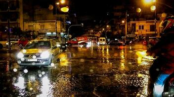 Ραγδαία αλλαγή του καιρού: Καταρρακτώδης βροχή στην Αθήνα, χαλάζι σε πολλές περιοχές της χώρας