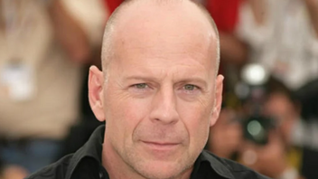 Bruce Willis: Βόλτα με φίλους δύο μήνες μετά τη διάγνωση με αφασία