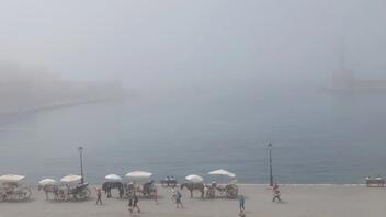 Πέπλο ομίχλης σκέπασε ξανά το Ενετικό Λιμάνι των Χανίων