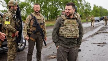 Στρατιώτες στο Χάρκοβο επισκέφθηκε ο Ζελένσκι