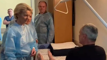 Τραυματίες στρατιώτες σε νοσοκομείο του Κιέβου επισκέφθηκε η Ούρσουλα φον ντερ Λάιεν