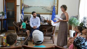 Μαθητές δημοτικού επισκέφθηκαν και συνομίλησαν με τον Δήμαρχο Χανίων