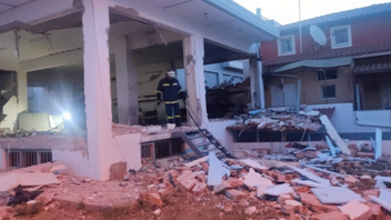 Έκρηξη σε πρώην βιοτεχνία ξυλείας στο Μενίδι - Σοβαρές υλικές ζημιές