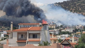Υπό έλεγχο η φωτιά στη Λούτσα - Στο ΚΑΤ μεταφέρθηκε ένας πολίτης 