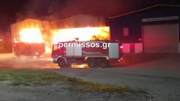 Μεγάλη φωτιά σε αποθήκη με ζωοτροφές στην Αλίαρτο