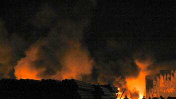 Ασπρόπυργος: Σε ύφεση η φωτιά σε εργοστάσιο πλαστικών