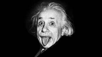 Αϊνστάιν: Η ιστορία της διάσημης φωτογραφίας που βγάζει τη γλώσσα στους φωτογράφους