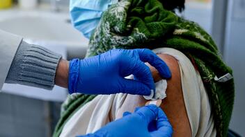 Υπουργείο Υγείας: Έκτακτη ενημέρωση την Τρίτη για τα νέα εμβόλια του κορωνοϊού