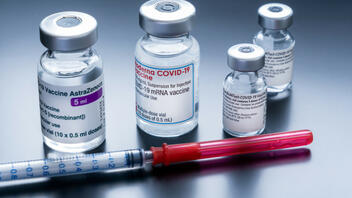 Μόσιαλος: Χρειαζόμαστε πλέον καλύτερα εμβόλια για τον κορωνοϊό