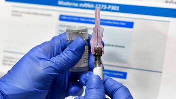 Κορωνοϊός: Προτεραιότητα σε ηλικιωμένους, ασθενείς και έγκυες για τα νέα εμβόλια