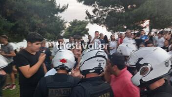 Thessaloniki Pride: Ακροδεξιοί πέταξαν μπουκάλια και έκαψαν σημαιάκια