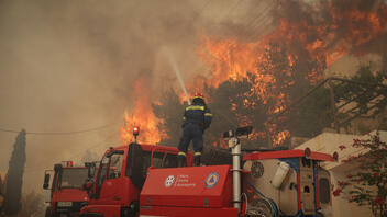 Meteo: Γιατί επεκτάθηκε τόσο γρήγορα η φωτιά σε Βούλα-Βάρη