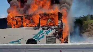 Τουριστικό λεωφορείο τυλίχθηκε εν κινήσει στις φλόγες