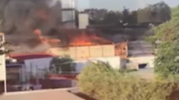 Πυρκαγιά κοντά σε γήπεδα ποδοσφαίρου στην περιοχή Ρέντη