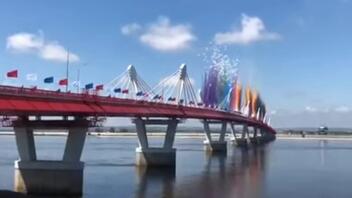 Ρωσία: Εγκαινιάστηκε η πρώτη γέφυρα που τη συνδέει οδικώς με την Κίνα