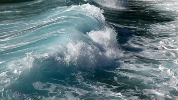Αγωνιώδης διάσωση για γυναίκα που παρασύρθηκε από τα κύματα - Δείτε φωτογραφία 