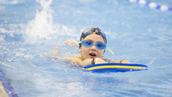 Ποια είναι η ιδανική ηλικία να μάθει το παιδί να κολυμπάει