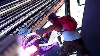 Άνδρας πέταξε γυναίκα στις γραμμές του τρένου- σοκάρει το βίντεο!