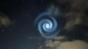 Το παράξενο μπλε σπιράλ στον νυχτερινό ουρανό που αναστάτωσε τους Νεοζηλανδούς