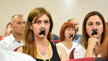 Φιμωμένοι οι Τουρκοκύπριοι δημοσιογράφοι - Διαμαρτυρία στη «Βουλή» του ψευδοκράτους