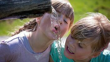Πόσο νερό πρέπει να πίνει ένα παιδί το καλοκαίρι