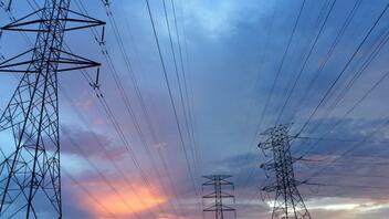 Η κυβέρνηση θέτει ανώτατο όριο στις τιμές του ηλεκτρικού ρεύματος και του φυσικού αερίου για τις επιχειρήσεις