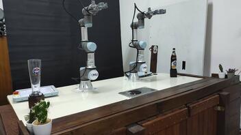 Φοιτητές του ΕΛΜΕΠΑ έφτιαξαν ρομπότ που σερβίρει μπύρες!