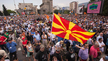 Μεγάλη συγκέντρωση στα Σκόπια, με αίτημα τη διεξαγωγή πρόωρων εκλογών