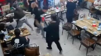 Οργή στην Κίνα προκαλεί βίντεο που δείχνει βάρβαρη επίθεση κατά γυναικών σε εστιατόριο