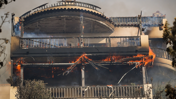 Φωτιά στη Γλυφάδα: Καίγονται σπίτια - Εντολή εκκένωσης - Συγκλονίζουν οι εικόνες