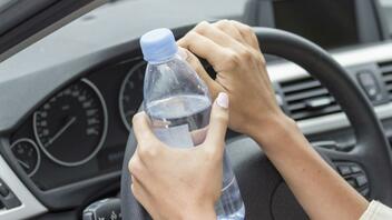 Γιατί είναι επικίνδυνο να έχω ένα μπουκάλι νερό μέσα στο αυτοκίνητο;