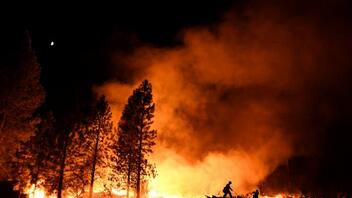 Τεράστια πυρκαγιά μαίνεται στην Καλιφόρνια - Κάτοικοι εγκαταλείπουν τις εστίες τους