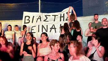 Λιγνάδης: Πανό «βιαστής είναι» και στη συναυλία του Σωκράτη Μάλαμα