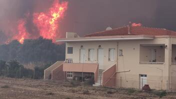 Λέσβος: Καίγονται σπίτια και επιχειρήσεις στα Βατερά
