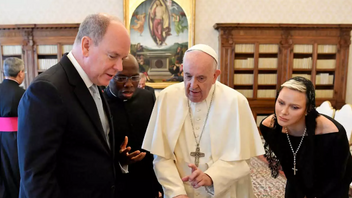 Η συνάντηση με τον Πάπα και το μαύρο φόρεμα που προκάλεσε αίσθηση 