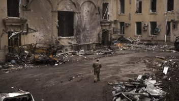 Tρεις νεκροί και 5 τραυματίες από ρωσικό βομβαρδισμό στο Χάρκοβο