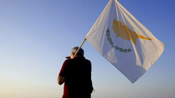 Κύπρος: Ήχησαν οι σειρήνες στην επέτειο των 48 χρόνων από το στρατιωτικό πραξικόπημα εναντίον του Μακαρίου