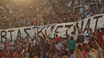 Σήκωσαν πανό κατά του Δημήτρη Λιγνάδη στο αρχαίο θέατρο Επιδαύρου