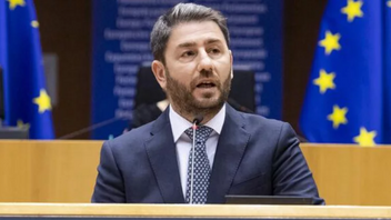 Πυρά Ανδρουλάκη κατά Μητσοτάκη στο Ευρωκοινοβούλιο: «Δηλητηριάζει και διχάζει τον λαό με θεωρίες συνωμοσίας»