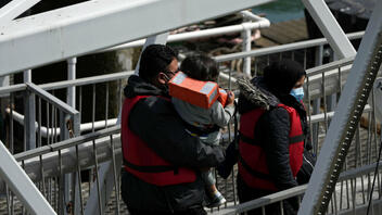 Δεκαέξι νεκροί από ανατροπή σκάφους που μετέφερε μετανάστες 