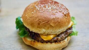 Τα McDonald’s αυξάνουν την τιμή του cheeseburger 