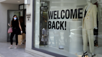 Ανοιχτά καταστήματα τις Κυριακές: Τι προβλέπει το νομοσχέδιο