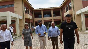 Η Υφυπουργός Παιδείας Ζέττα Μακρή ξεναγήθηκε στο νέο Ειδικό Γυμνάσιο Φυλής