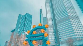 ΕΚΤ: Αναλυτές αναθεώρησαν ανοδικά τις προβλέψεις τους για τον πληθωρισμό και καθοδικά για την ανάπτυξη