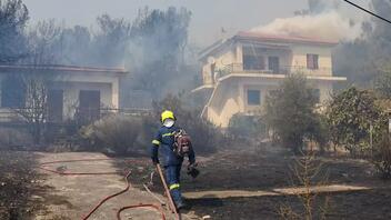 Μάχη με τις φλόγες σε πολλαπλά μέτωπα από πυροσβέστες και εθελοντές