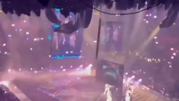 Τρόμος σε συναυλία: Κατέρρευσε οθόνη πάνω σε χορευτές στη σκηνή – Δείτε βίντεο