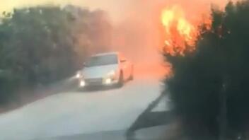 Φωτιά στην Πεντέλη: Η στιγμή που αυτοκίνητο περνάει μέσα από τις φλόγες!
