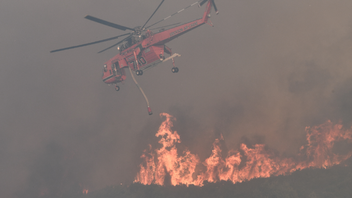 Ηλεία: Απειλεί σπίτια η φωτιά στη Βάλμη - Εκκενώθηκαν περιοχές