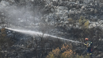 Υπό έλεγχο η πυρκαγιά στη Μάνδρα – Προσαγωγή 55χρονης